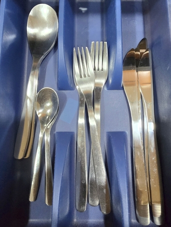 Juffair, Household Items, BHD 1,  Large Bowls, Big Glasses And Cutlery Set For Sale