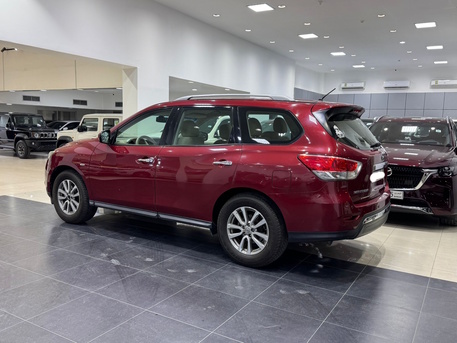 Manama, Vehicles, Cars & Trucks , BHD 2900,  Nissan Pathfinder,  2015,  Automatic,  160800 KM,    (Red)