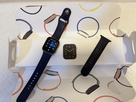 Riyadh, Mobile Phones, SAR 499,  Apple Watch SE (45mm) GPS 1st Gen. Gold With Navy Blue Strap