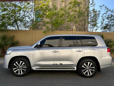 East Riffa, Vehicles, Cars & Trucks , BHD 17200,  Toyota Land Cruiser GXR V8,  2018,  Automatic,  180000 KM,   MODEL  FOR SALE