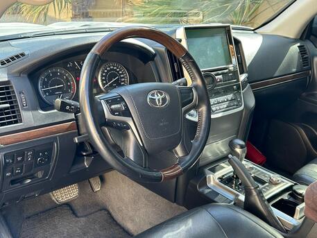 East Riffa, Vehicles, Cars & Trucks , BHD 17200,  Toyota Land Cruiser GXR V8,  2018,  Automatic,  180000 KM,   MODEL  FOR SALE