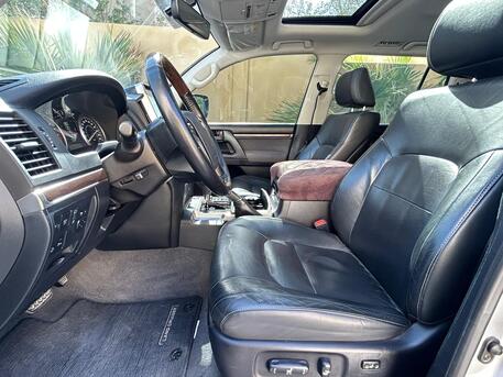 East Riffa, Vehicles, Cars & Trucks , BHD 17200,  Toyota Land Cruiser GXR V8,  2018,  Automatic,  180000 KM,   MODEL  FOR SALE