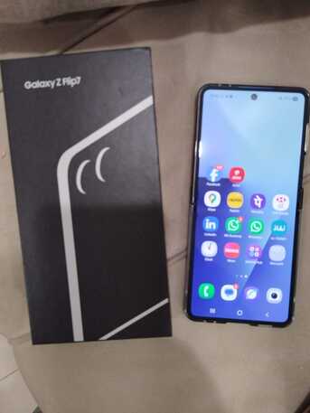 Al Malaz, Mobile Phones, SAR 4000,  For Sale: Samsung Galaxy Z Flip 7 &ndash; Excellent Condition