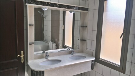 Mangaf, Apartments/Houses, KWD 600/month,  4 BR,  Pets Friendly, Nice And Oversized 4 Bedroom Floor With Balcony For Rent In Mangaf.