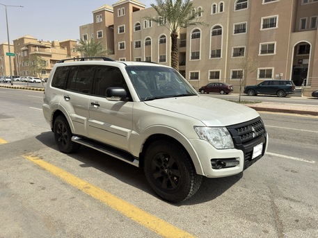 Riyadh, Vehicles, Cars & Trucks , SAR 57000,  Mitsubishi Pajero,  2018,  Automatic,  106000 KM,   GLS V6 3.5L
