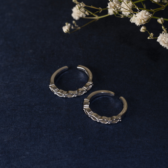 Mumbai, Jewelry, INR 1399,  Crisscross Elegance Toe Ring