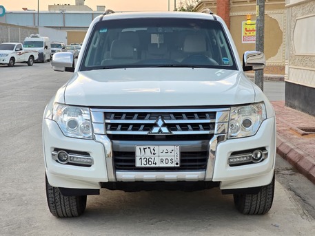 Riyadh, Vehicles, Cars & Trucks , SAR 72000,  Mitsubishi Pajero,  2020,  Automatic,  72000 KM,    GLS With 4x4 Urgent Sales (accident Free Car)