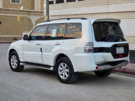 Riyadh, Vehicles, Cars & Trucks , SAR 72000,  Mitsubishi Pajero,  2020,  Automatic,  72000 KM,    GLS With 4x4 Urgent Sales (accident Free Car)