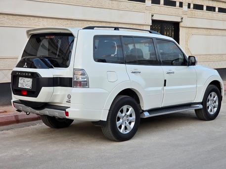 Riyadh, Vehicles, Cars & Trucks , SAR 72000,  Mitsubishi Pajero,  2020,  Automatic,  72000 KM,    GLS With 4x4 Urgent Sales (accident Free Car)