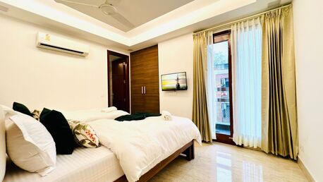 New Delhi, Apts/Flats Wanted, INR 15359/day,  Furnished,  3 BR,  1900 Sq. Feet,  Bluo 3BHK Green Park - Lift - Balcony, Parking