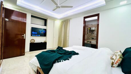 New Delhi, Apts/Flats Wanted, INR 15359/day,  Furnished,  3 BR,  1900 Sq. Feet,  Bluo 3BHK Green Park - Lift - Balcony, Parking