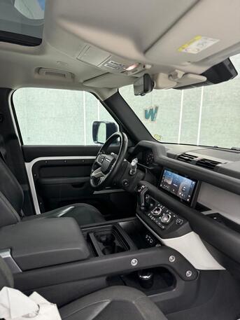 Riyadh, Vehicles, Cars & Trucks , SAR 220000,  Land Rover Defender,  2020,  Automatic,  128000 KM,    Full Options