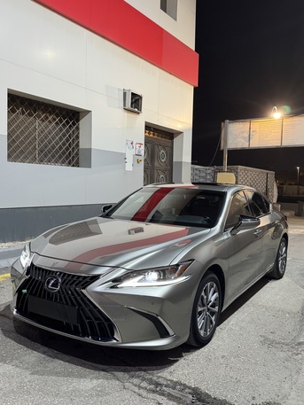 Dhahran, Vehicles, Cars & Trucks , SAR 155000,  Lexus ES 300h,  2022,  Automatic,  151000 KM,  Hybrid &ndash; Excellent Condition | First Owner | Full Dealer Service History