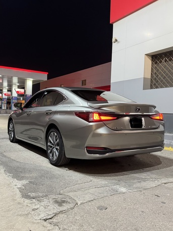 Dhahran, Vehicles, Cars & Trucks , SAR 155000,  Lexus ES 300h,  2022,  Automatic,  151000 KM,  Hybrid &ndash; Excellent Condition | First Owner | Full Dealer Service History