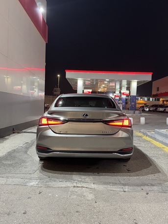 Dhahran, Vehicles, Cars & Trucks , SAR 155000,  Lexus ES 300h,  2022,  Automatic,  151000 KM,  Hybrid &ndash; Excellent Condition | First Owner | Full Dealer Service History