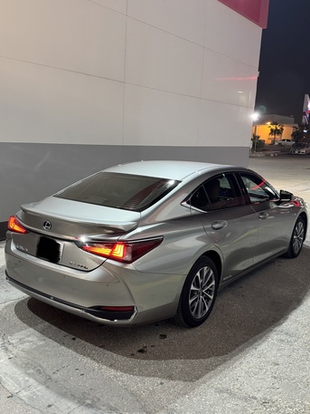 Dhahran, Vehicles, Cars & Trucks , SAR 155000,  Lexus ES 300h,  2022,  Automatic,  151000 KM,  Hybrid &ndash; Excellent Condition | First Owner | Full Dealer Service History