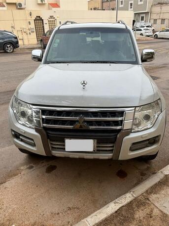 Al Malaz, Vehicles, Cars & Trucks , SAR 52000,  Mitsubishi Pajero,  2016,  Automatic,  199 KM,  Pajero 3.8 V6 GLS - 4x4 With Sunroof And Full Option, 199k Km - 52000 SAR (Negotiable)
