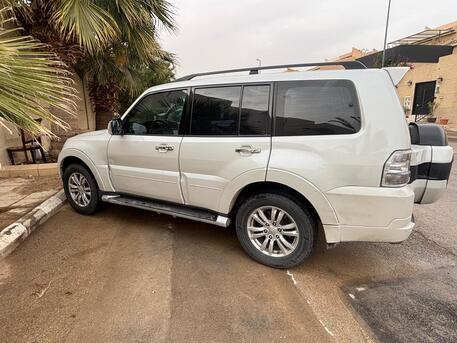 Al Malaz, Vehicles, Cars & Trucks , SAR 52000,  Mitsubishi Pajero,  2016,  Automatic,  199 KM,  Pajero 3.8 V6 GLS - 4x4 With Sunroof And Full Option, 199k Km - 52000 SAR (Negotiable)