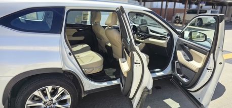 Jeddah, Vehicles, Cars & Trucks , SAR 170000,  Toyota Highlander Hybrid,  2024,  Automatic,  12000 KM,  Toyota Highlander  Limited Pristine Condition, 11k Mileage Only