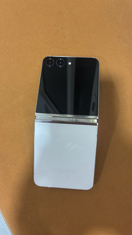 Khobar, Mobile Phones, SAR 1600,  Model: Samsung Galaxy Z Flip5 (SM-F731) 	&bull;	RAM/Storage: 8GB / 256GB 	&bull;	Color: Cream 	&bull;	Con