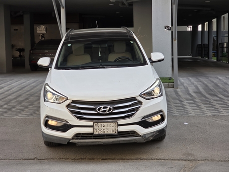 Dammam, Vehicles, Cars & Trucks , SAR 43000,  Hyundai Santa Fe,  2018,  Automatic,  191000 KM,  4cylinder.  Good Condition