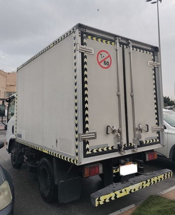 Salmaniya, Vehicles, Cars & Trucks , Isuzu Oasis,  2016,  Manual,  200000 KM,   ISUZU NMR ( Six Wheel Box Truck )