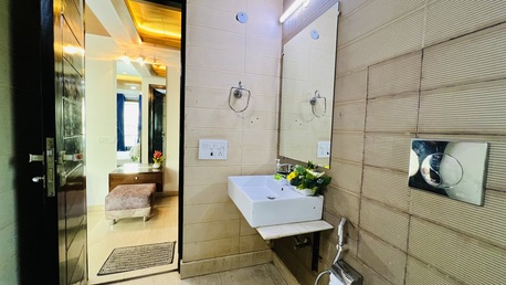 New Delhi, Apts/Flats Wanted, INR 16895/day,  Furnished,  2000 Sq. Feet,  BluO 3BHK Green Park, Private Garden Balcony, Lift