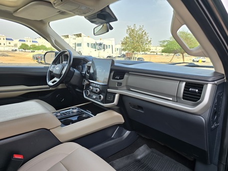 Riyadh, Vehicles, Cars & Trucks , SAR 130000,  Ford Expedition XLT,  2023,  Automatic,  150000 KM,    MAX 4x4 Fully Loaded