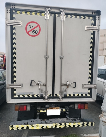 Salmaniya, Vehicles, Cars & Trucks , Isuzu Oasis,  2016,  Automatic,  200000 KM,   Isuzu NMR (six Wheel Box Truck )