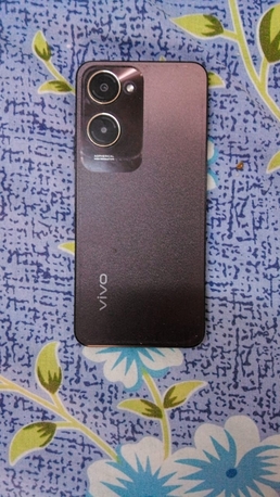 Khobar, Mobile Phones, SAR 900,  2 Mobile Phone Nice Condition Vivo Y28s 5G Iphone 16 Pro Max China Made