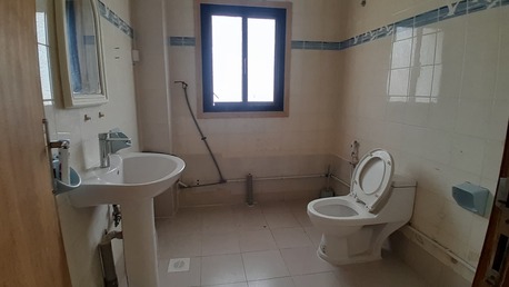 Manama, Apartments/Houses, BHD 130/month,  2 BR,  Manama:- Close To AMH.2BHK Unfurnished Flat On Rent With Only A/Cs.Bd 130/- Without Ewa.