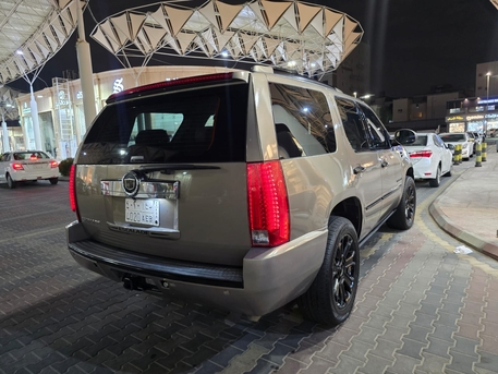 Jeddah, Vehicles, Cars & Trucks , SAR 25000,  Cadillac Escalade,  2007,  Automatic,  260000 KM,   Full Option Short Body Negotiable