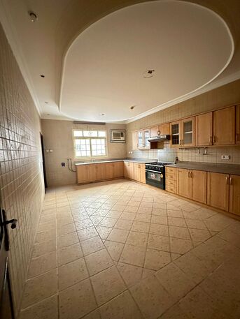 Zinj, Apartments/Houses, BHD 280/month,  3 BR,  3 Bedroom Semi Furnished Flat For Rent Without Ewa