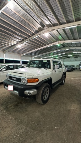 Riyadh, Vehicles, Cars & Trucks , SAR 80,  FJ Cruiser 2016, ODO 300K, Good Condition,  2016,  Automatic,  300 KM,  Fj Cruiser  - ODO 300 - Price 80K - White - Riyadh - D Lock - GCC Version