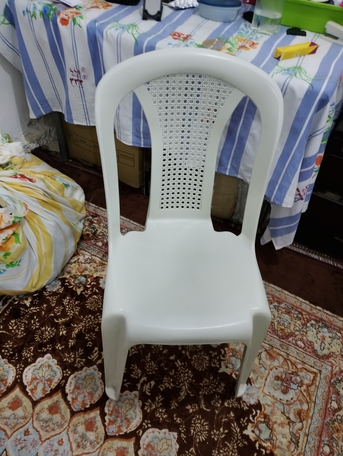 Dammam, Furniture, SAR 135,  Urgent Selling Going Exit Glass Center Table + Fiber Chair+ Carpet