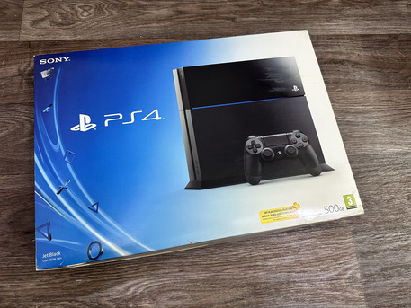 Riyadh, Video Games, SAR 1999,  PS4 Fat (500GB) - Like New Condition With Original Box And 17 Top Games