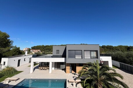 Zagreb, Real Estate For Sale, USD 1225000,  4 BR,  200 Sq. Meter,  Luxurious Family Villa With A Pool In A Quiet Area Of Pula, Istria, Croatia