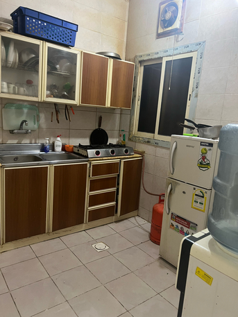 Al Aziziyah, Bedspace Available, SAR 1050/month,  Seperate Neat And Clean Room Available In 3 Rooms Appartment With House Hold Items.