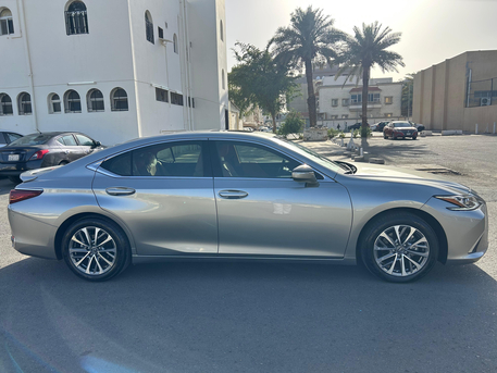 Jeddah, Vehicles, Cars & Trucks , SAR 175000,  Lexus ES 300h,  2025,  Automatic,  20000 KM,