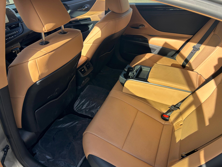 Jeddah, Vehicles, Cars & Trucks , SAR 175000,  Lexus ES 300h,  2025,  Automatic,  20000 KM,