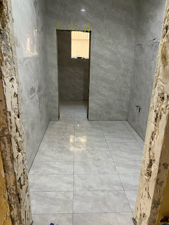 Al Ghubayrah, Construction, Tile Fixer