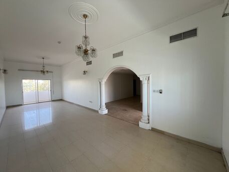 Zinj, Offices, BHD 400,  90 Sq. Meter,  Office For Rent | Bright And Spacious | Well-Maintained Building | Easy Highway Access | Z