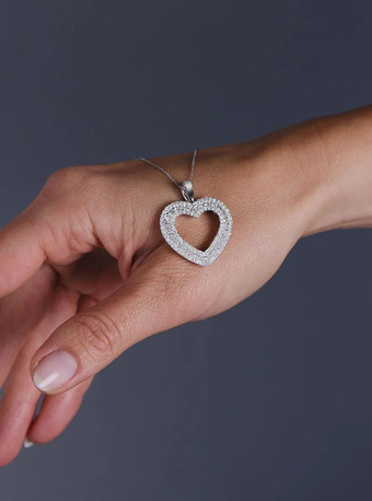 London, Jewelry, GBP 2750,  Premium Necklace With A Diamond Heart Pendant In London.