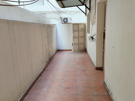 Salmaniya, Apartments/Houses, BHD 140/month,  Studio,  1Room 1Bathroom Studio Flat No Hall .kitchen Ground Flool .with Ewa In -((Salmaniya )))