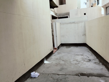 Salmaniya, Apartments/Houses, BHD 140/month,  Studio,  1Room 1Bathroom Studio Flat No Hall .kitchen Ground Flool .with Ewa In -((Salmaniya )))