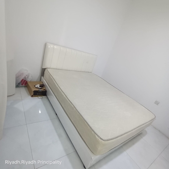 Al Malaz, Furniture, SAR 300,  Urgent Sale Bed With Mattress Queen Size(6Months Used)