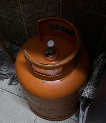 Riyadh, Appliances, SAR 550,  One Oven Two Gas Cylinders And One Stove For Sale 0592341975