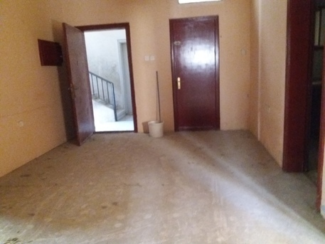 Riffa, Apartments/Houses, BHD 200/month,  3 BR,  2Bath Hall Kitchen. No Lift Old Bulding.Balcony. In -(((Riffa)))