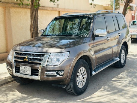 Riyadh, Vehicles, Cars & Trucks , SAR 27000,  Mitsubishi Pajero,  2010,  Automatic,  400000 KM,  Family Used