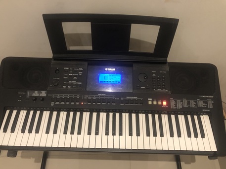 Zinj, Musical Instruments, BHD 110,  Yamaha PSR E453 Keyboard  With Stand For Sale